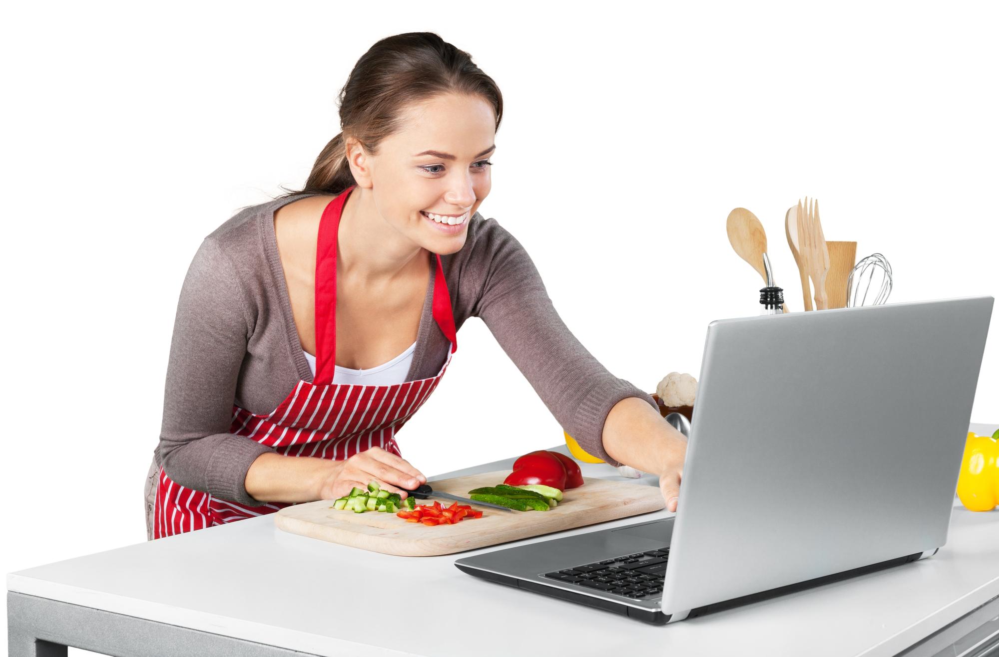 Chef che sorride accanto al laptop
